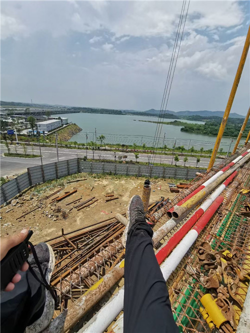 白碱滩区作业中发生设备损坏或人员意外，责任怎么划分？