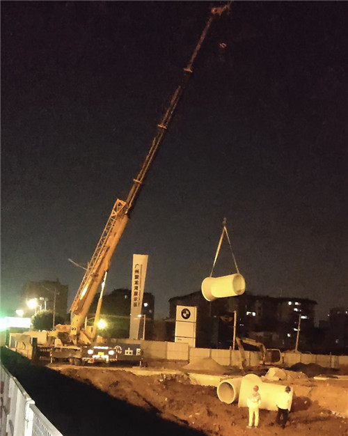 白碱滩区“弯臂矫正”—— 吊车的 “形变补偿” 技术