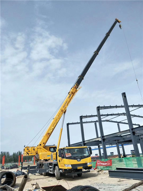 白碱滩区超高层建筑钢结构吊装案例